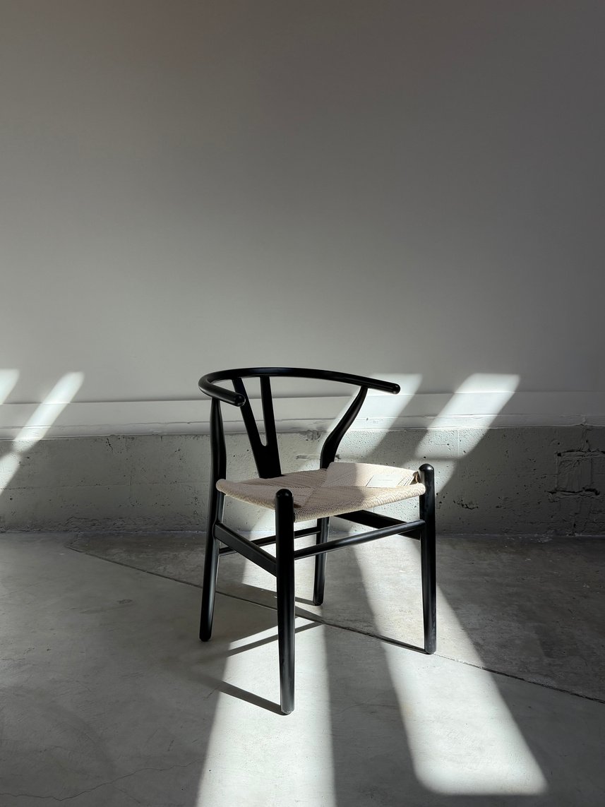 Wishbone chair in a beam of light at the UTWÖ Studio atelier